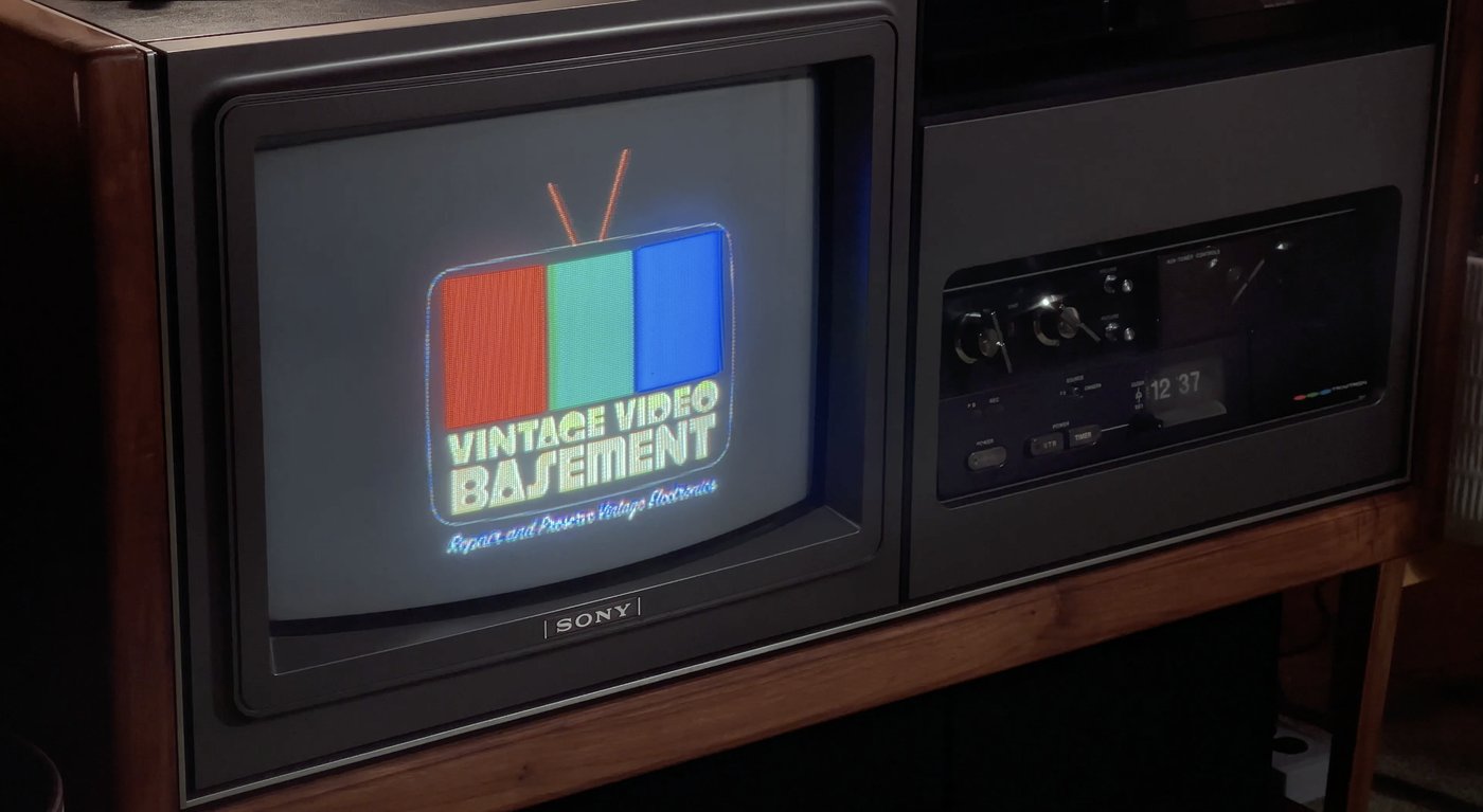 Téléviseur Sony affichant le logo Vintage Video Basement